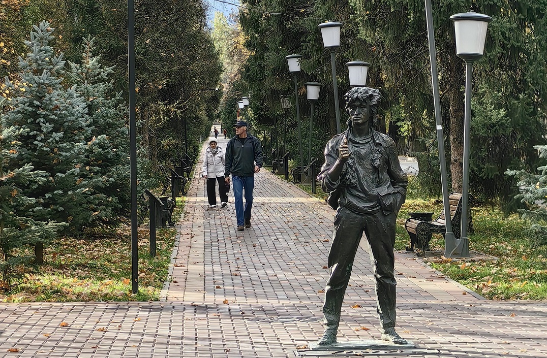 <p>Monument to Viktor Tsoy in the square of Tulebayev Street, where the final scene of Rashid Nugmanov's film ‘Needle’ was filmed, Almaty.</p>
